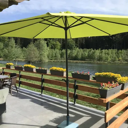 בית נופש Lakeside Getaway In *