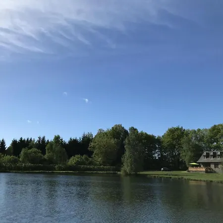 בית נופש Lakeside Getaway In