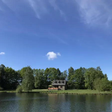 בית נופש Lakeside Getaway In *