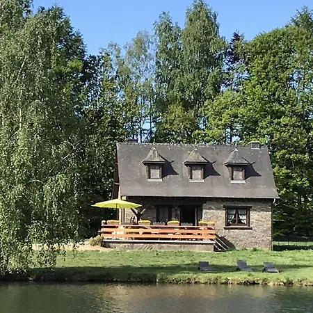 Lakeside Getaway In בית נופש